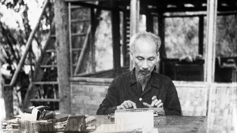 Tư tưởng đạo đức phong cách Hồ Chí Minh, lối sống giản dị và tinh thần cống hiến Tư tưởng đạo đức phong cách Hồ Chí Minh, lối sống giản dị và tinh thần cống hiến