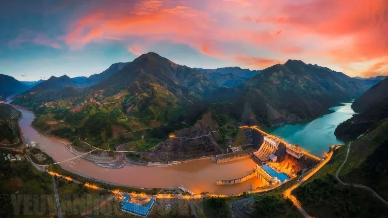 Dàn ý phân tích vẻ đẹp hung bạo của sông Đà Dàn ý phân tích vẻ đẹp hung bạo của sông Đà