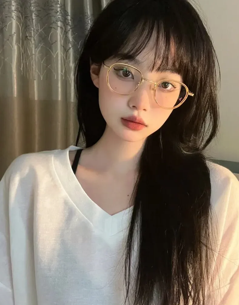 Selfie với mái tóc dài buông lơi, cặp kính làm tôn lên vẻ thanh lịch và tinh tế. Selfie với mái tóc dài buông lơi, cặp kính làm tôn lên vẻ thanh lịch và tinh tế.