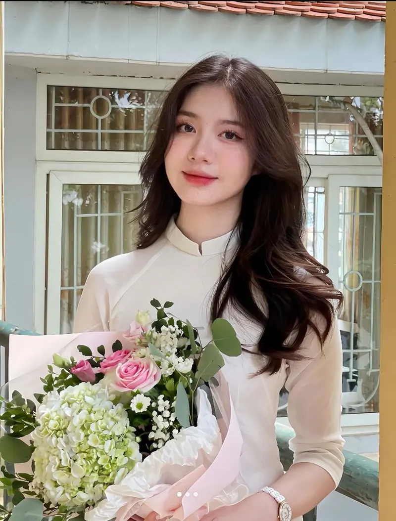 Tóc dài xoăn buông lơi chụp ảnh kỷ yếu với hoa Tóc dài xoăn buông lơi chụp ảnh kỷ yếu với hoa