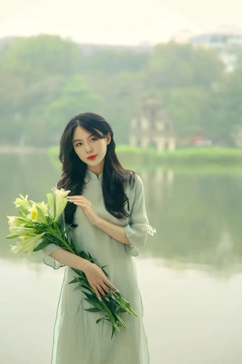 Cô gái tóc dài ôm bó hoa bên bờ hồ gươm Cô gái tóc dài ôm bó hoa bên bờ hồ gươm