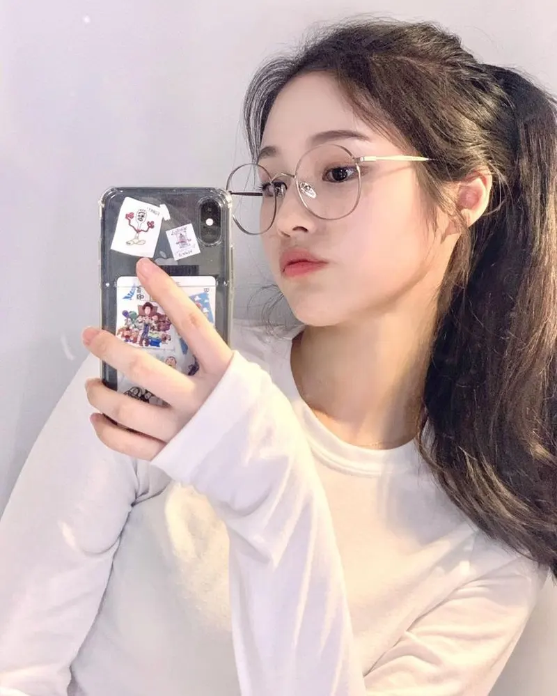 Hình ảnh gái xinh tóc dài đeo kính cute vừa gần gũi vừa dễ thương Hình ảnh gái xinh tóc dài đeo kính cute vừa gần gũi vừa dễ thương