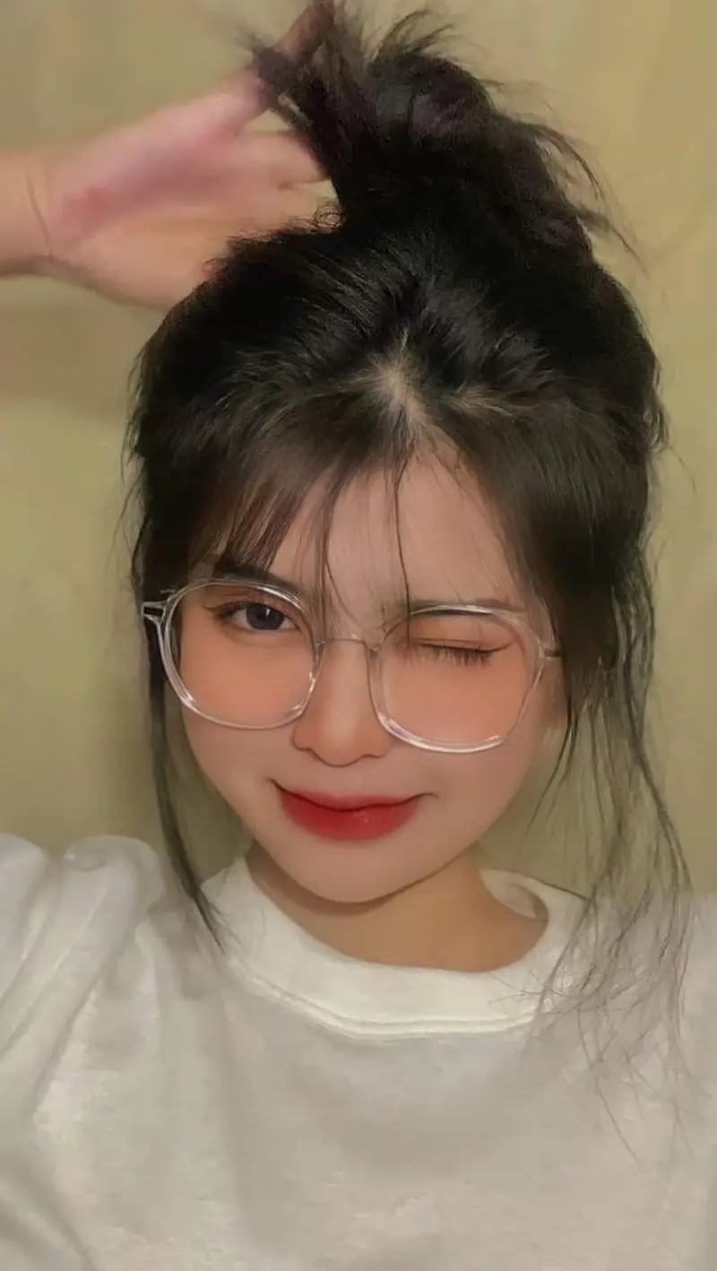 Gái xinh tóc dài đeo kính cute phong cách đơn giản nhưng vẫn đầy ấn tượng Gái xinh tóc dài đeo kính cute phong cách đơn giản nhưng vẫn đầy ấn tượng