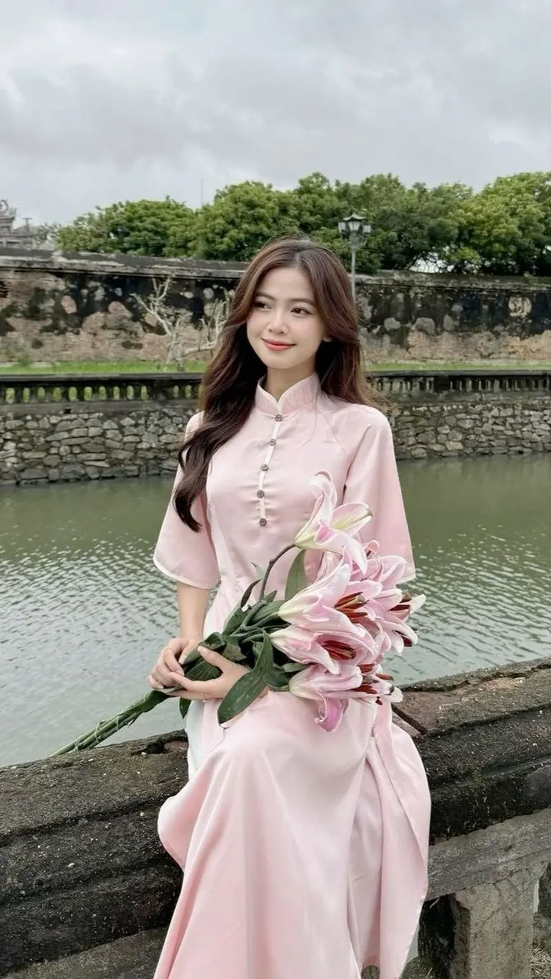 Gái xinh tóc dài mặc áo dài bên hồ, vẻ đẹp dịu dàng và thanh thoát Gái xinh tóc dài mặc áo dài bên hồ, vẻ đẹp dịu dàng và thanh thoát
