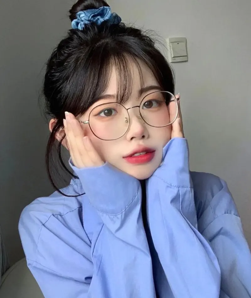 Gái xinh 2k10 đeo kinh với nét mặt cute Gái xinh 2k10 đeo kinh với nét mặt cute