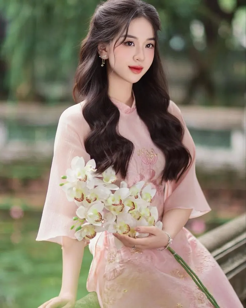 Ảnh gái xinh tóc dài mặc áo dài cầm hoa, nét đẹp mộc mạc giữa không gian cổ kính Ảnh gái xinh tóc dài mặc áo dài cầm hoa, nét đẹp mộc mạc giữa không gian cổ kính