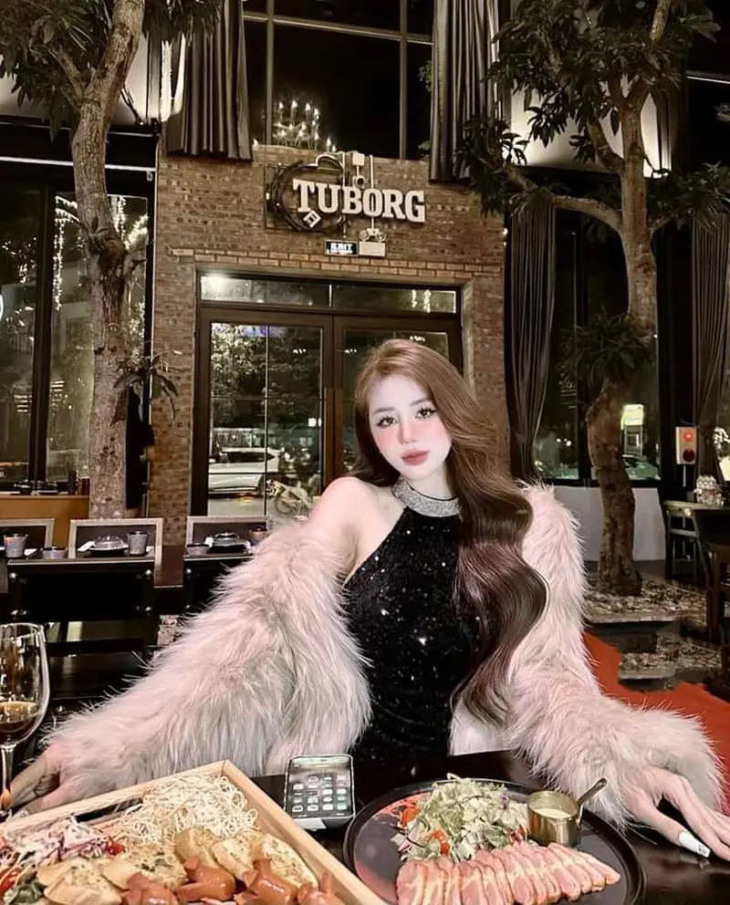 Hình ảnh cô gái tóc dài bên bàn ăn sang trọng Hình ảnh cô gái tóc dài bên bàn ăn sang trọng