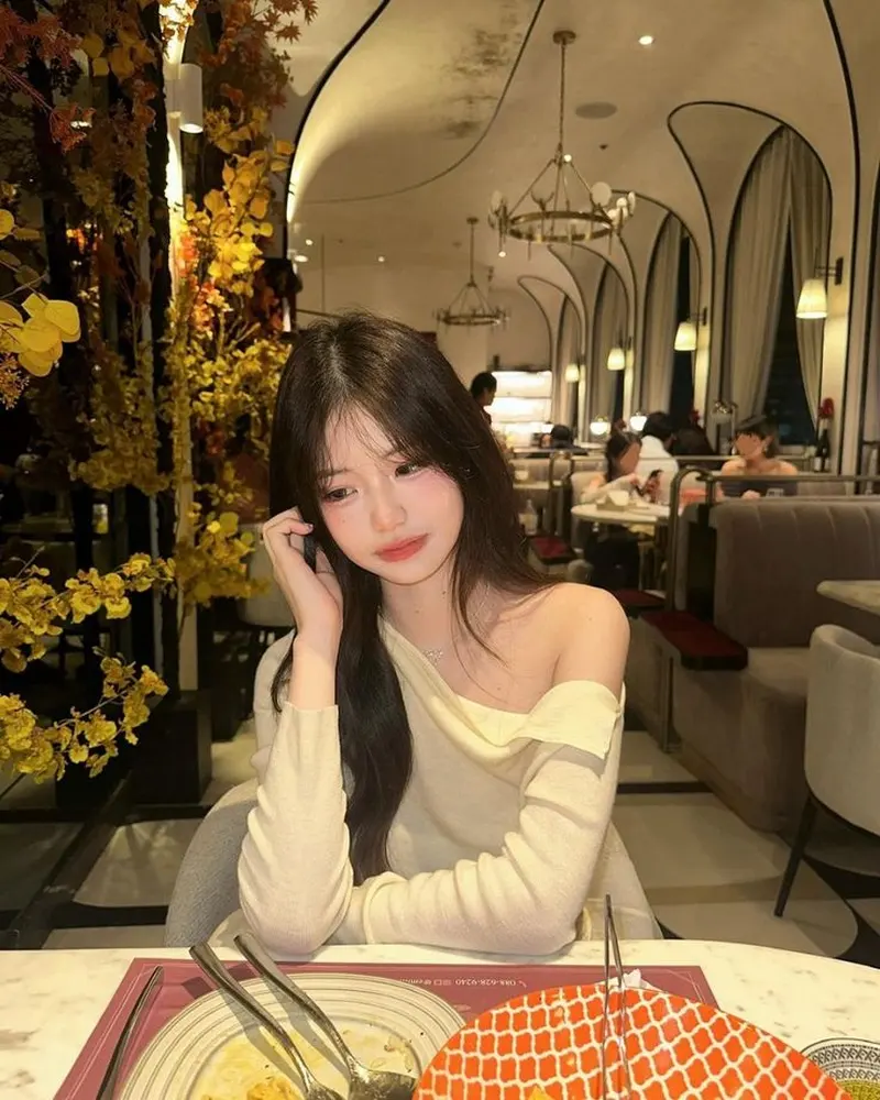 Nét đẹp của cô gái bên trong nhà hàng với tóc dài Nét đẹp của cô gái bên trong nhà hàng với tóc dài