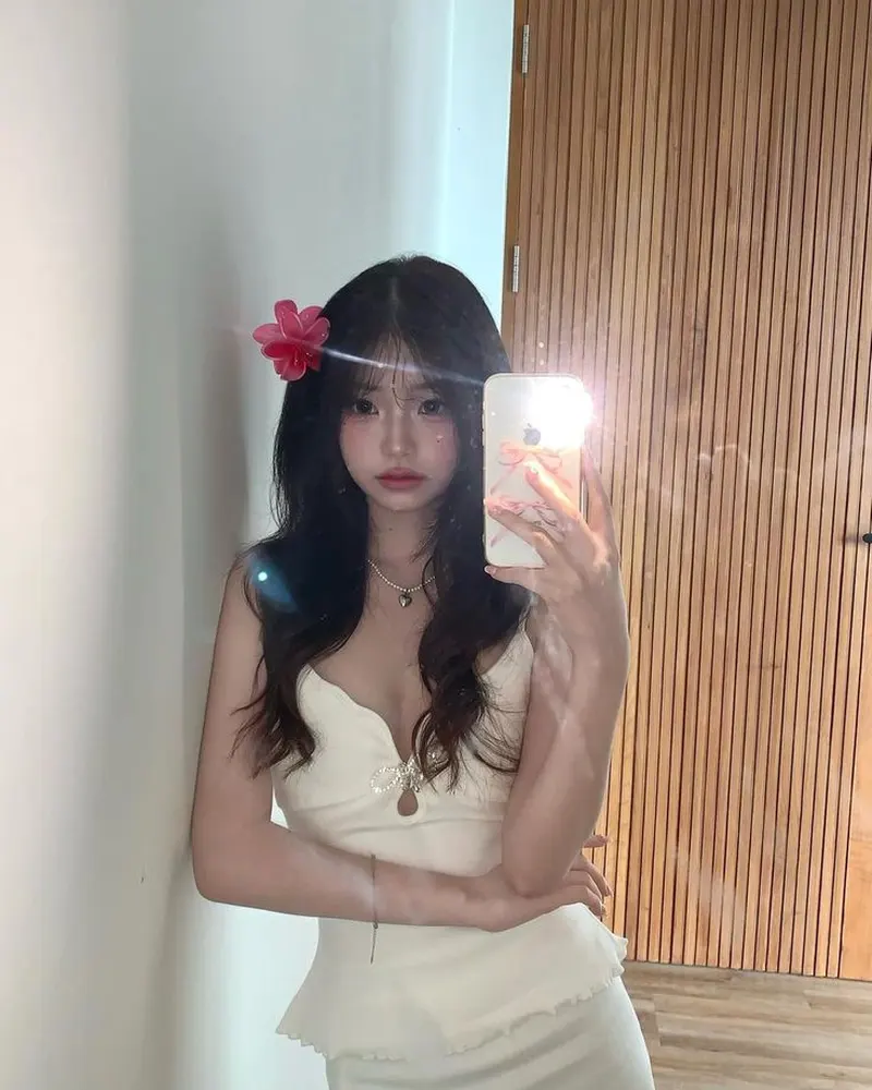 Gái xinh tóc dài chụp gương kẹp hoa sứ Gái xinh tóc dài chụp gương kẹp hoa sứ