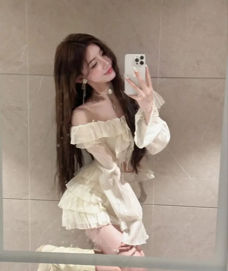 Gái xinh tóc dài chụp gương sang choảnh trong nhà vệ sinh Gái xinh tóc dài chụp gương sang choảnh trong nhà vệ sinh