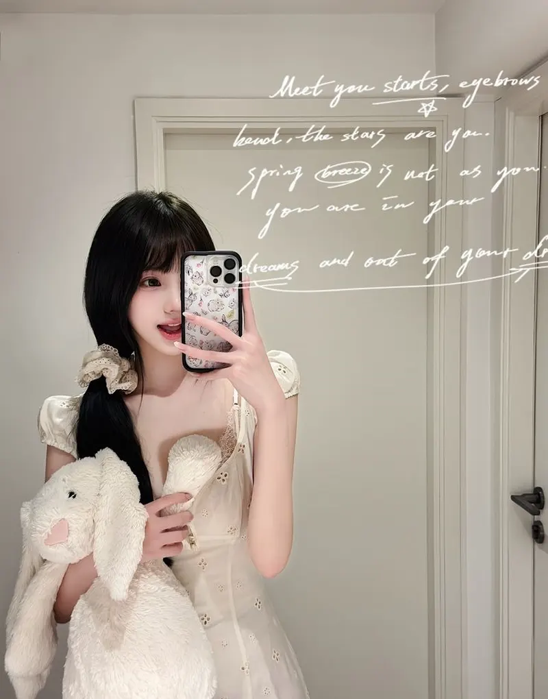 Nét đẹp cute dễ thương chụp trước gương Nét đẹp cute dễ thương chụp trước gương