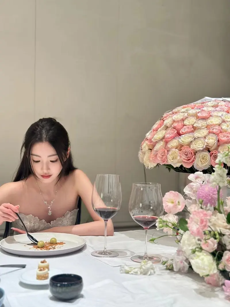 Gái xinh mặc áo cụp ngực với bộ tóc dài thướt tha Gái xinh mặc áo cụp ngực với bộ tóc dài thướt tha