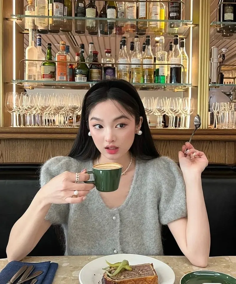 Hot girl tóc dài bên bữa sáng sang trọng Hot girl tóc dài bên bữa sáng sang trọng
