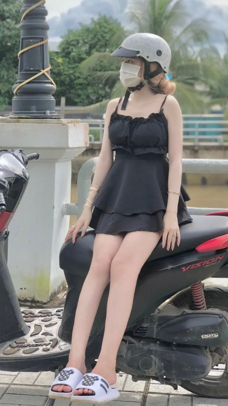 Hình ảnh gái xinh mặc váy ngắn đeo khẩu trang mang đến sức hút khó cưỡng Hình ảnh gái xinh mặc váy ngắn đeo khẩu trang mang đến sức hút khó cưỡng