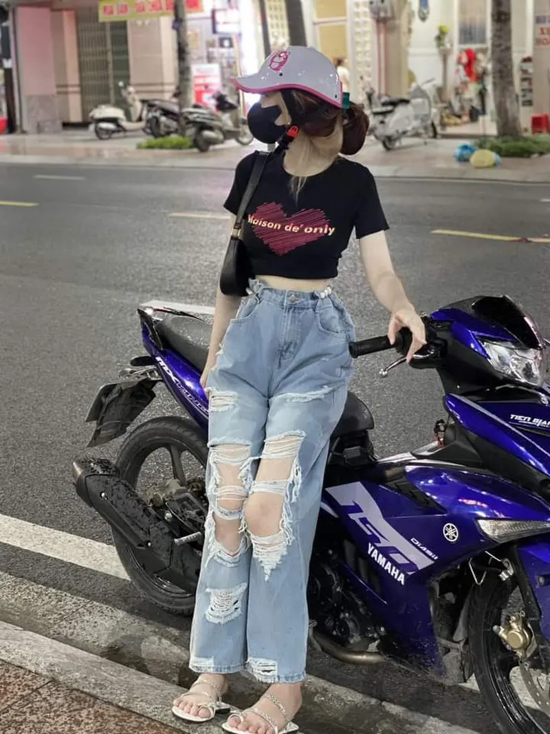 Gái xinh ngầu đeo khẩu trang thể hiện phong cách cá tính và mạnh mẽ Gái xinh ngầu đeo khẩu trang thể hiện phong cách cá tính và mạnh mẽ