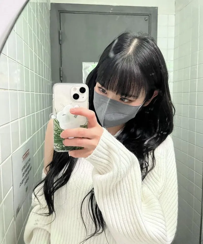 Khẩu trang tôn thêm thần thái lạnh lùng và chất ngầu của gái xinh Khẩu trang tôn thêm thần thái lạnh lùng và chất ngầu của gái xinh