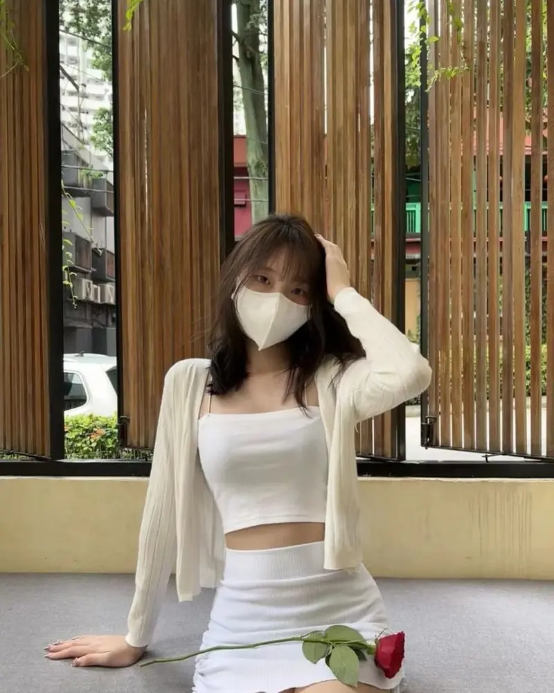 Girl xinh đeo khấu trang trắng ngồi bên hiên Girl xinh đeo khấu trang trắng ngồi bên hiên
