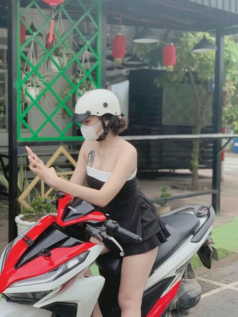 Vẻ ngọt ngào của gái xinh mặc váy ngắn kết hợp khẩu trang đầy bí ẩn Vẻ ngọt ngào của gái xinh mặc váy ngắn kết hợp khẩu trang đầy bí ẩn