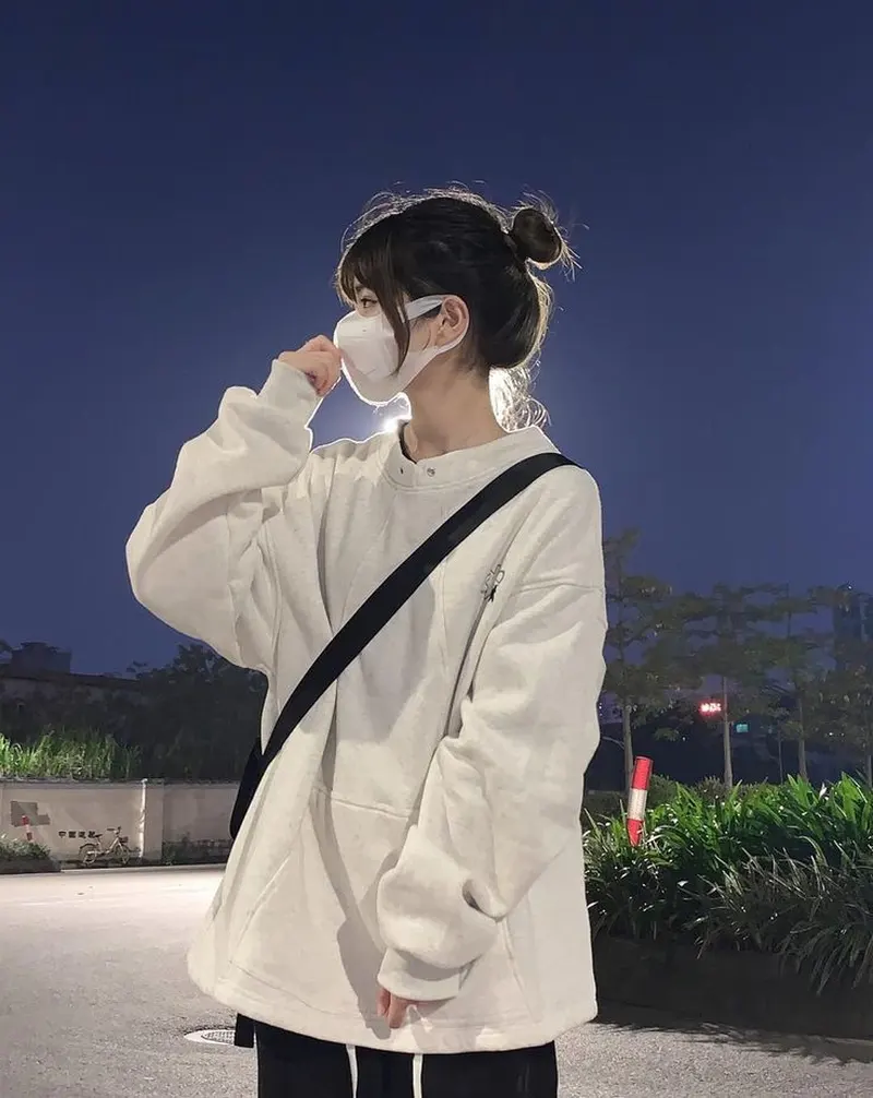 Gái xinh đeo khẩu trang trể trung trong chiếc áo nỉ Gái xinh đeo khẩu trang trể trung trong chiếc áo nỉ