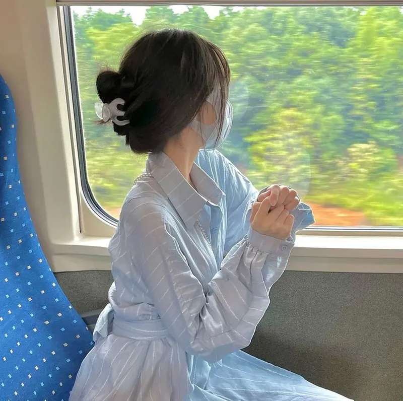 Gái xinh đeo khẩu trang đang ngắm cảnh trên tàu Gái xinh đeo khẩu trang đang ngắm cảnh trên tàu