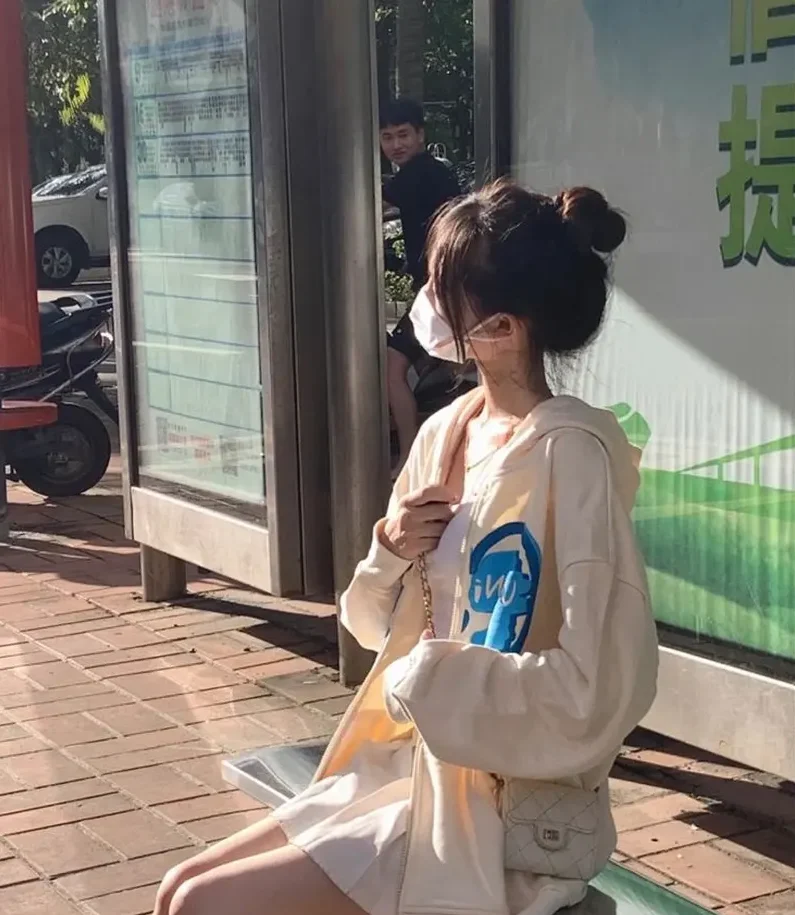 Gái xinh đeo khẩu trang ngồi thơ thẩn bên bến xe Gái xinh đeo khẩu trang ngồi thơ thẩn bên bến xe