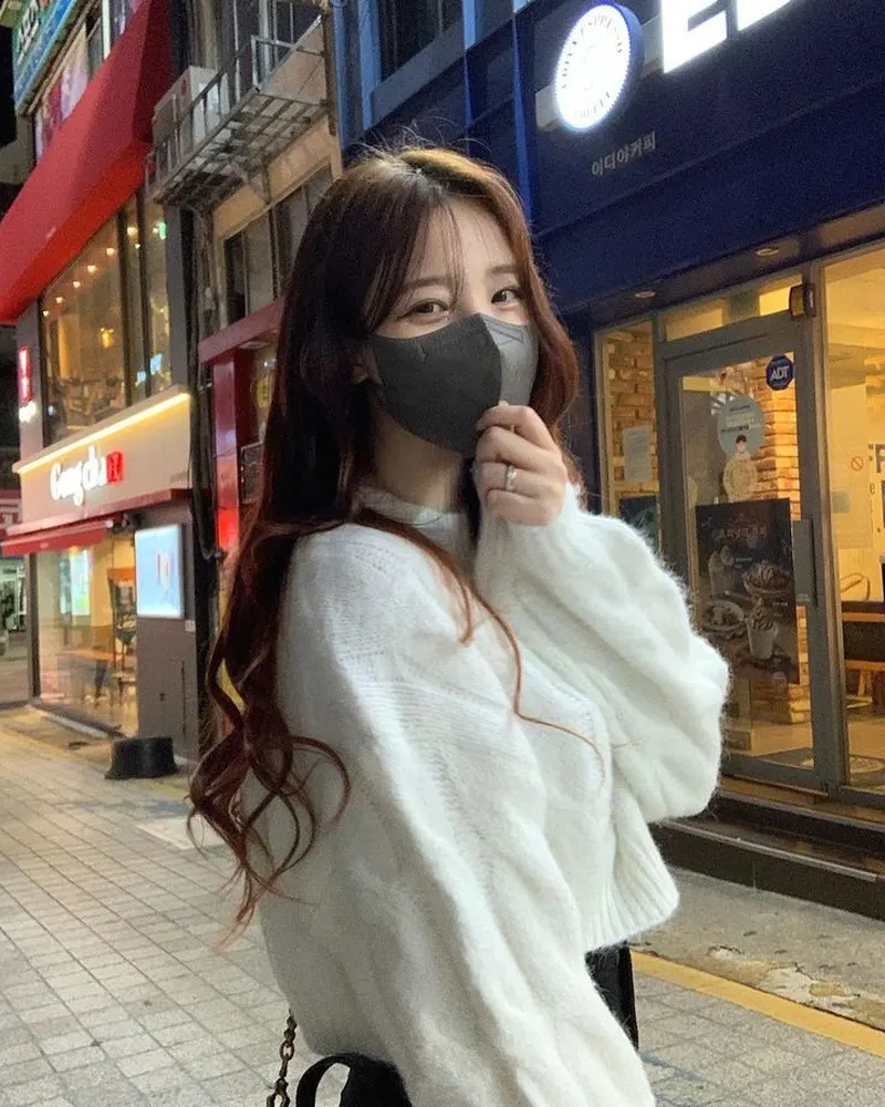 Gái xinh đeo khẩu trang mặc áo trắng đứng bên đường Gái xinh đeo khẩu trang mặc áo trắng đứng bên đường