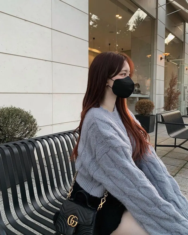 Cô gái đeo khẩu trang đen ngồi đợi bạn trai Cô gái đeo khẩu trang đen ngồi đợi bạn trai
