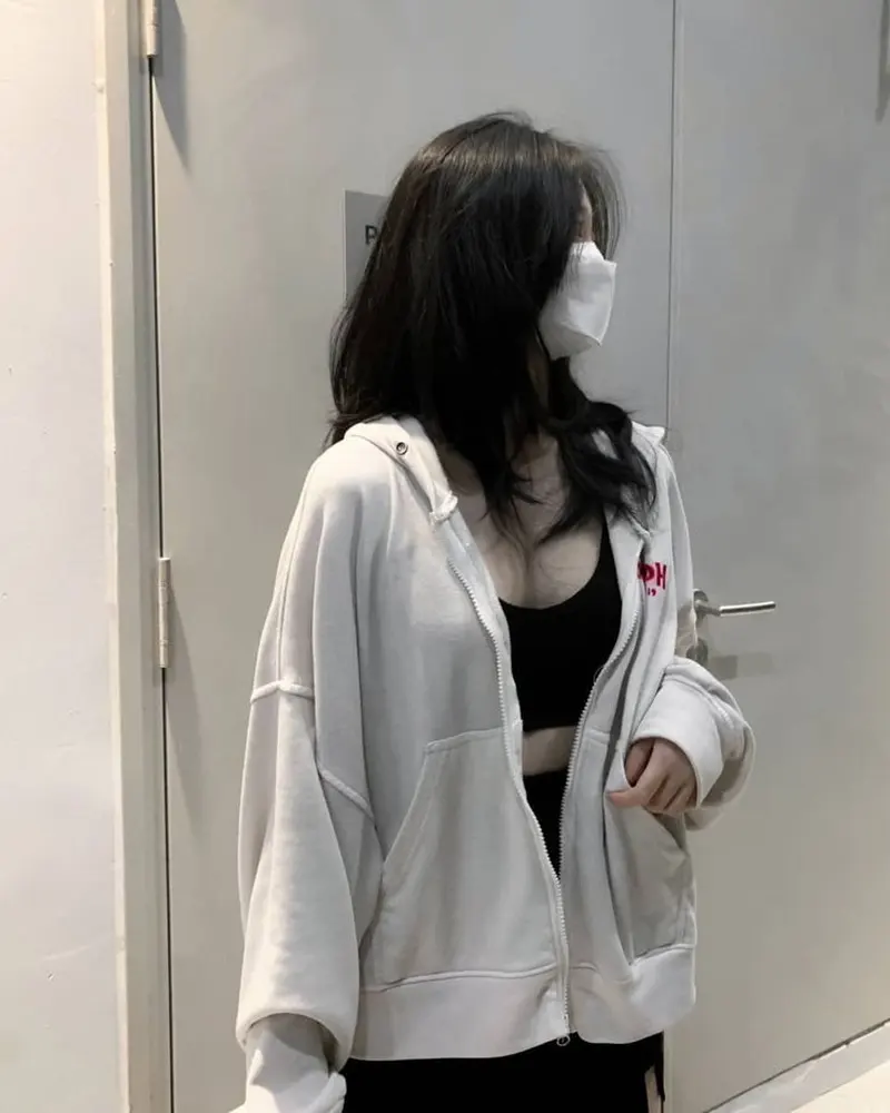 Hình ảnh gái xinh tóc ngắn đeo khẩu trang quay mặt đi Hình ảnh gái xinh tóc ngắn đeo khẩu trang quay mặt đi