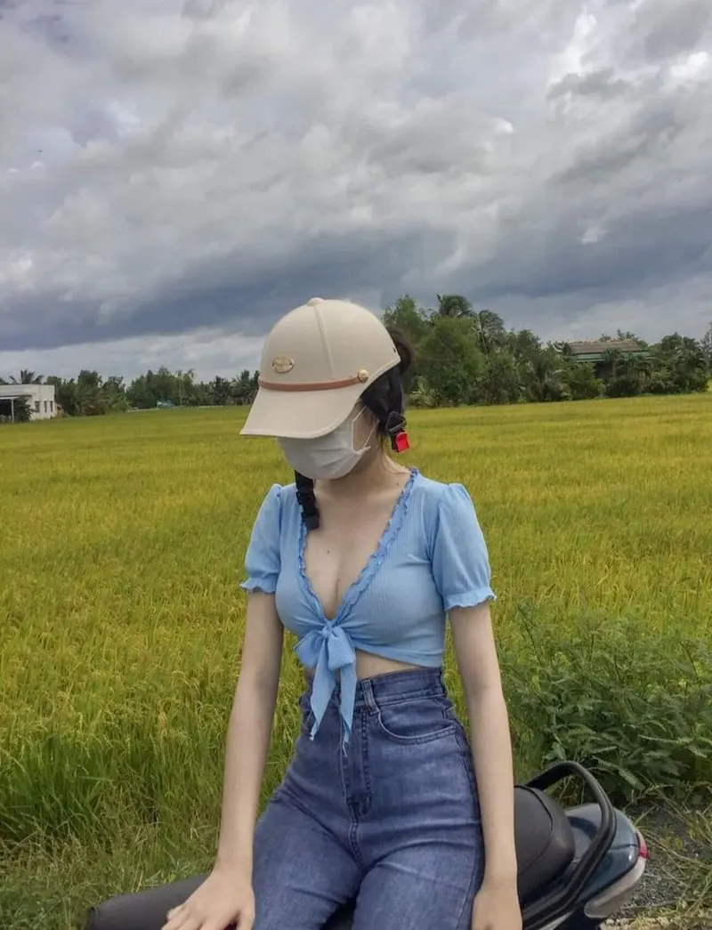 Gái xinh đeo khẩu trang trong bộ váy ngắn nhẹ nhàng và duyên dáng Gái xinh đeo khẩu trang trong bộ váy ngắn nhẹ nhàng và duyên dáng