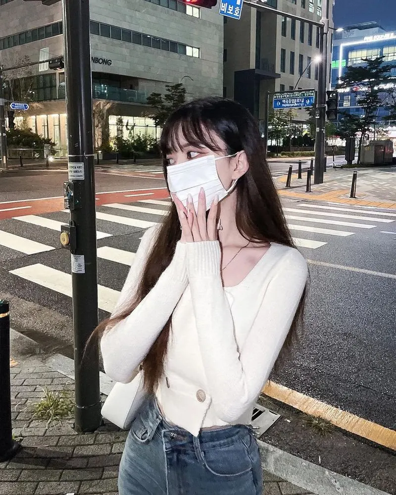 Gái xinh mặc áo trắng đeo khẩu trang đứng dưới đường Gái xinh mặc áo trắng đeo khẩu trang đứng dưới đường