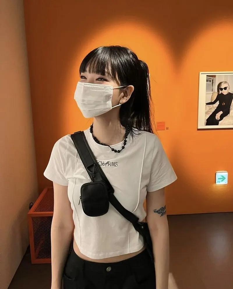 Gái xinh đeo khẩu trang với đồng phục học sinh làm nổi bật nét đẹp thuần khiết Gái xinh đeo khẩu trang với đồng phục học sinh làm nổi bật nét đẹp thuần khiết