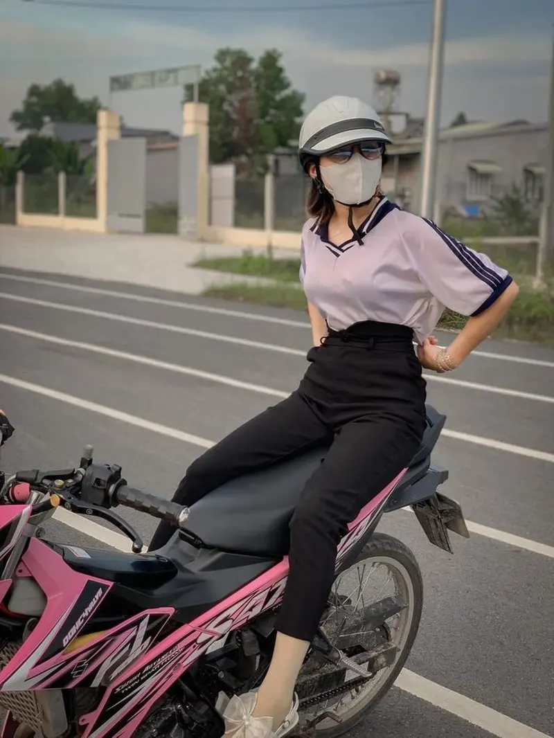 Sự hồn nhiên của gái xinh học sinh kết hợp với chiếc khẩu trang tinh tế Sự hồn nhiên của gái xinh học sinh kết hợp với chiếc khẩu trang tinh tế