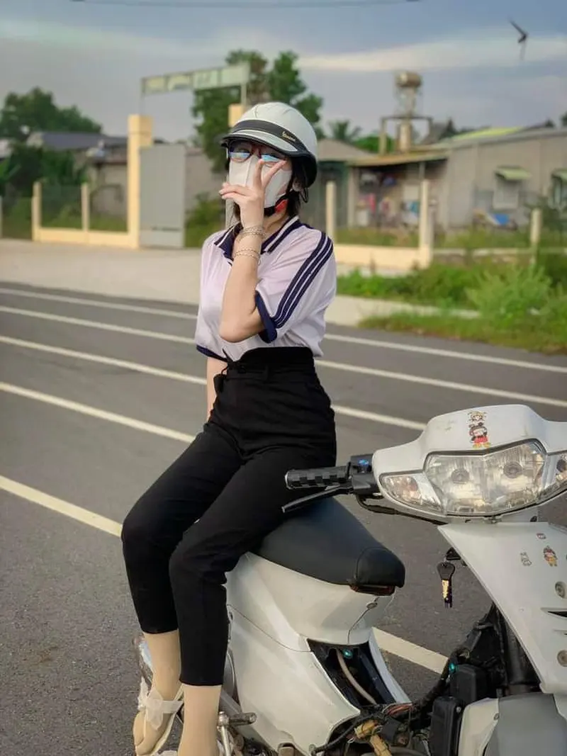 Gái xinh học sinh đeo khẩu trang mang phong cách giản dị nhưng đầy thu hút Gái xinh học sinh đeo khẩu trang mang phong cách giản dị nhưng đầy thu hút