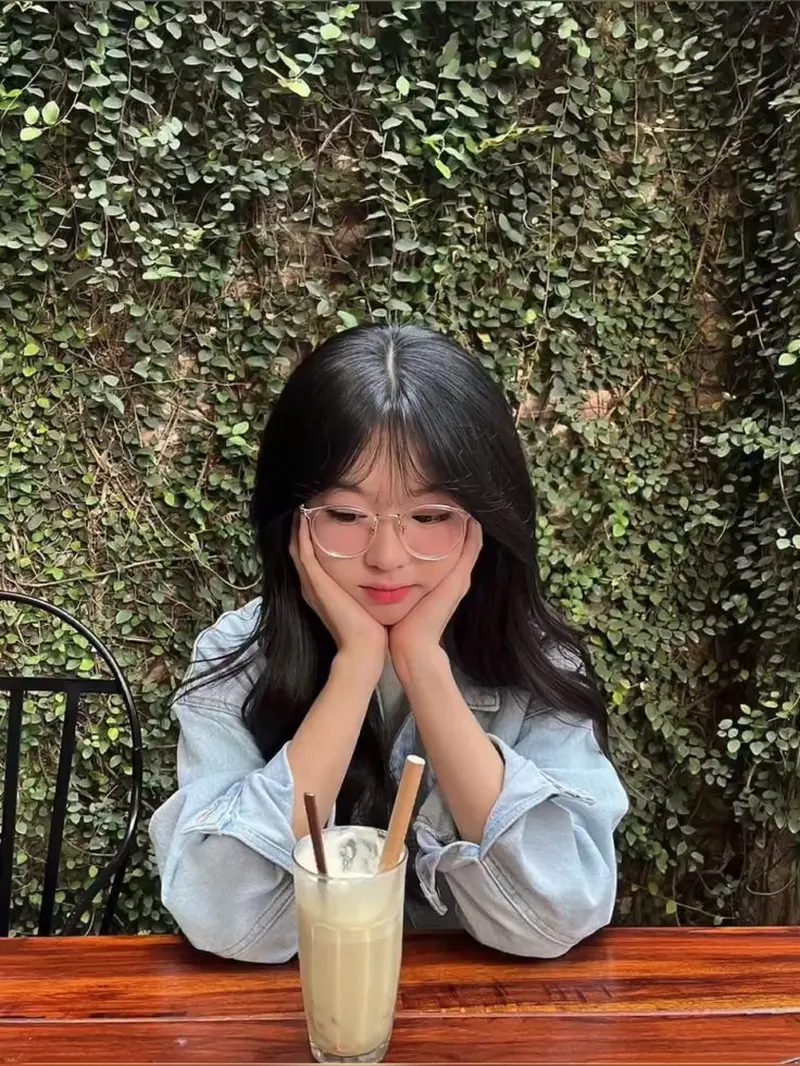 Hình ảnh gái xinh đeo kính tóc dài với phong cách đơn giản nhưng đầy cá tính. Hình ảnh gái xinh đeo kính tóc dài với phong cách đơn giản nhưng đầy cá tính.