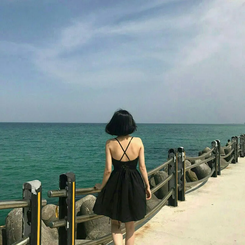 Gái xinh tóc ngắn buồn quay lưng, ánh chiều tà làm tăng thêm nét trầm lắng Gái xinh tóc ngắn buồn quay lưng, ánh chiều tà làm tăng thêm nét trầm lắng