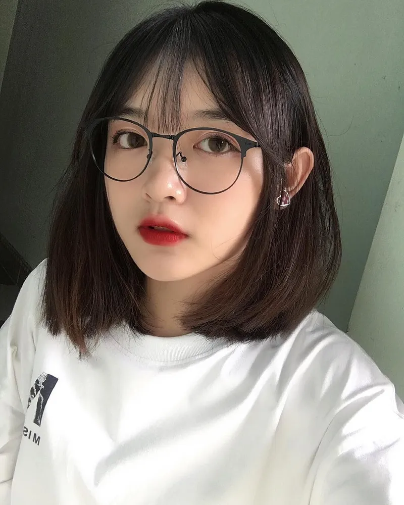 Gái xinh tóc ngắn đeo kính tạo nên phong cách tối giản nhưng đầy ấn tượng Gái xinh tóc ngắn đeo kính tạo nên phong cách tối giản nhưng đầy ấn tượng