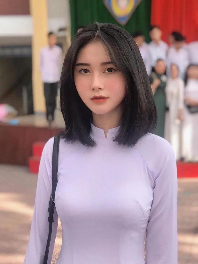 Áo dài làm nổi bật nét dịu dàng, mái tóc ngắn thêm phần phá cách Áo dài làm nổi bật nét dịu dàng, mái tóc ngắn thêm phần phá cách