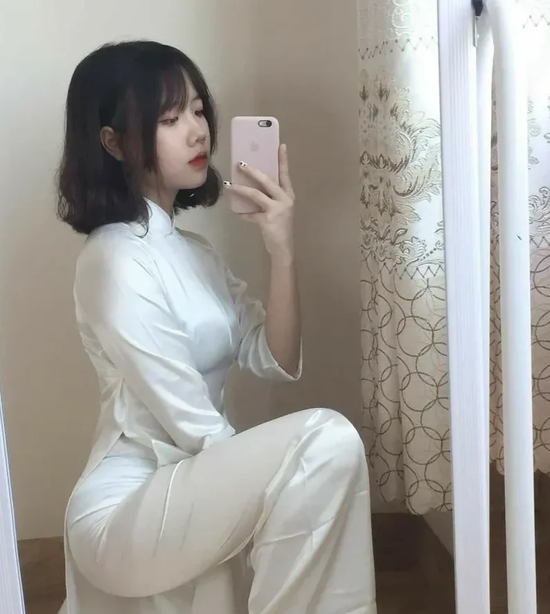 Tóc ngắn kết hợp áo dài mang lại vẻ duyên dáng và đầy cuốn hút Tóc ngắn kết hợp áo dài mang lại vẻ duyên dáng và đầy cuốn hút