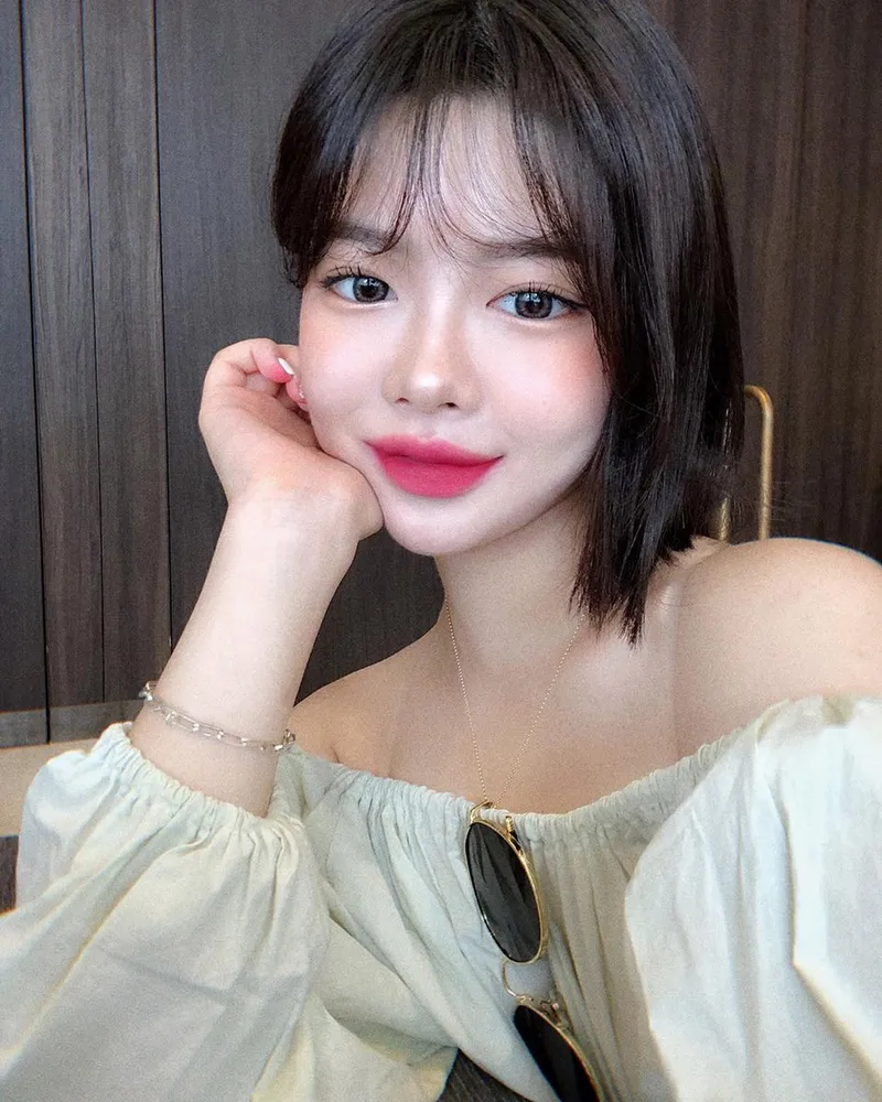 Hình ảnh gái xinh tóc ngắn selfie tạo nên cảm giác gần gũi và cuốn hút Hình ảnh gái xinh tóc ngắn selfie tạo nên cảm giác gần gũi và cuốn hút