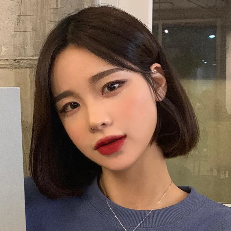 Tóc ngắn gọn gàng làm nổi bật khuôn mặt của cô gái trong bức ảnh selfie Tóc ngắn gọn gàng làm nổi bật khuôn mặt của cô gái trong bức ảnh selfie