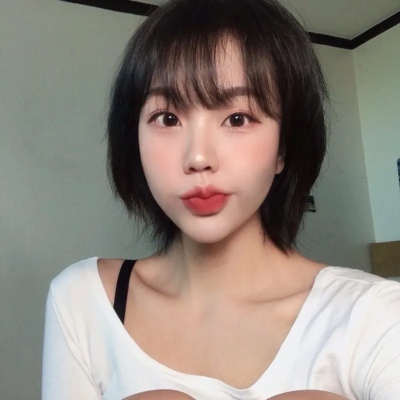 Gái xinh tóc ngắn chụp ảnh selfie, nét đẹp tự nhiên được tỏa sáng trong từng khung hình Gái xinh tóc ngắn chụp ảnh selfie, nét đẹp tự nhiên được tỏa sáng trong từng khung hình