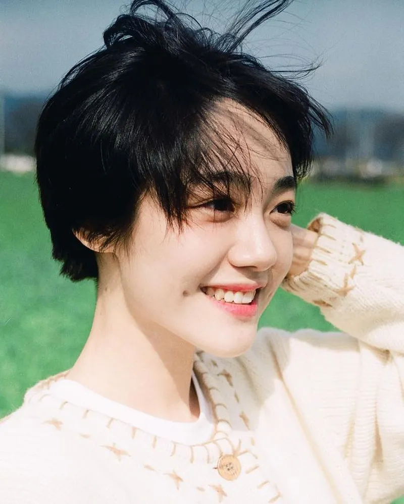 Nụ cười tỏa nắng của gái xinh tóc ngắn luôn làm tan chảy mọi ánh nhìn Nụ cười tỏa nắng của gái xinh tóc ngắn luôn làm tan chảy mọi ánh nhìn