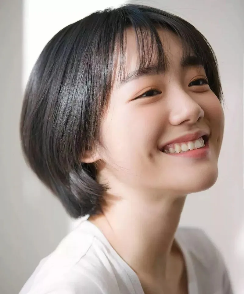 Hình ảnh cô gái tóc ngắn và nụ cười đầy sức sống lan tỏa niềm vui Hình ảnh cô gái tóc ngắn và nụ cười đầy sức sống lan tỏa niềm vui