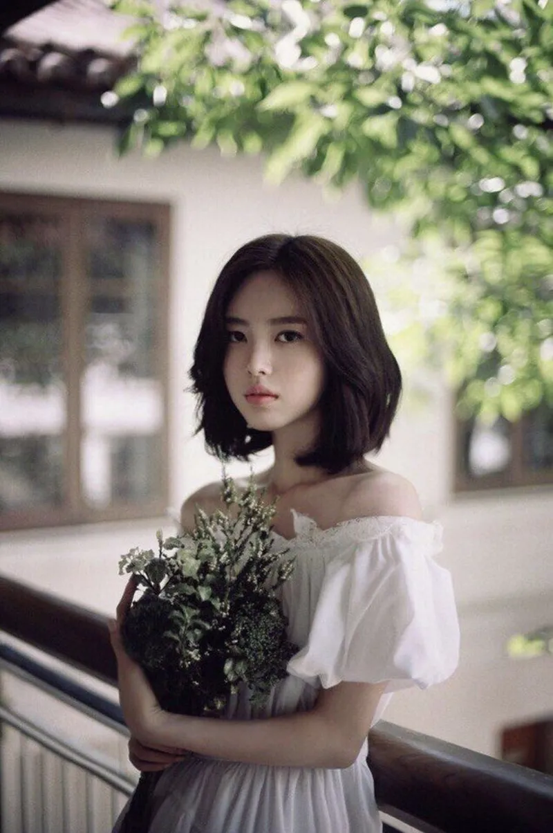 Hình ảnh gái xinh tóc ngắn với ánh mắt buồn, gợi lên những suy tư lặng lẽ Hình ảnh gái xinh tóc ngắn với ánh mắt buồn, gợi lên những suy tư lặng lẽ