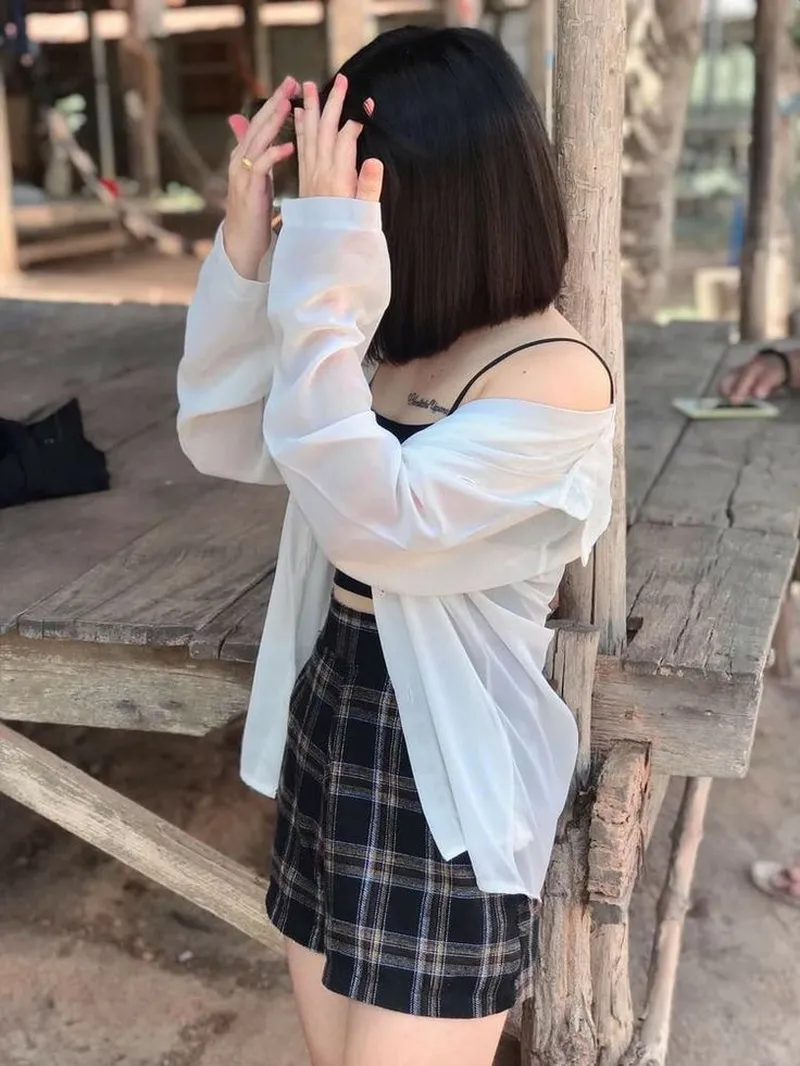 Gái xinh tóc ngắn che mặt trong ánh sáng mờ ảo gợi lên nhiều cảm xúc Gái xinh tóc ngắn che mặt trong ánh sáng mờ ảo gợi lên nhiều cảm xúc