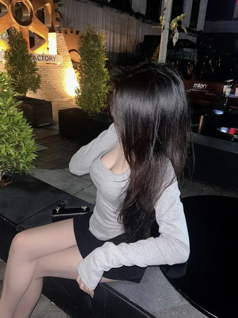 Tấm ảnh che mặt thể hiện sự mạnh mẽ của gái xinh cute Tấm ảnh che mặt thể hiện sự mạnh mẽ của gái xinh cute