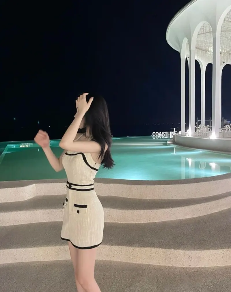 Hình ảnh che mặt ngầu với dáng đứng tự tin của gái xinh Hình ảnh che mặt ngầu với dáng đứng tự tin của gái xinh