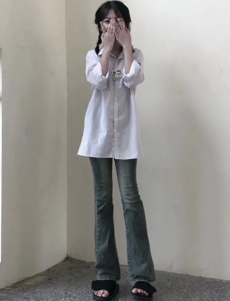 Gái xinh cute che mặt, tạo nét trong sáng, dễ thương Gái xinh cute che mặt, tạo nét trong sáng, dễ thương