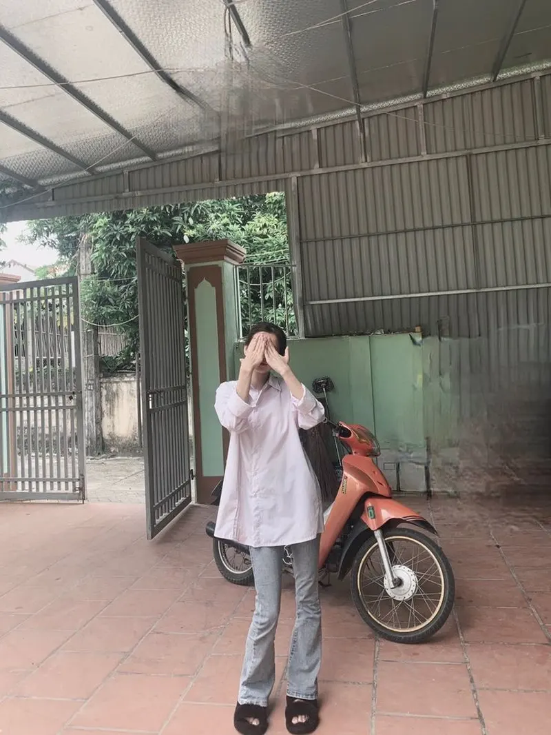 Hình ảnh gái xinh che mặt trong đồng phục học sinh đáng yêu Hình ảnh gái xinh che mặt trong đồng phục học sinh đáng yêu