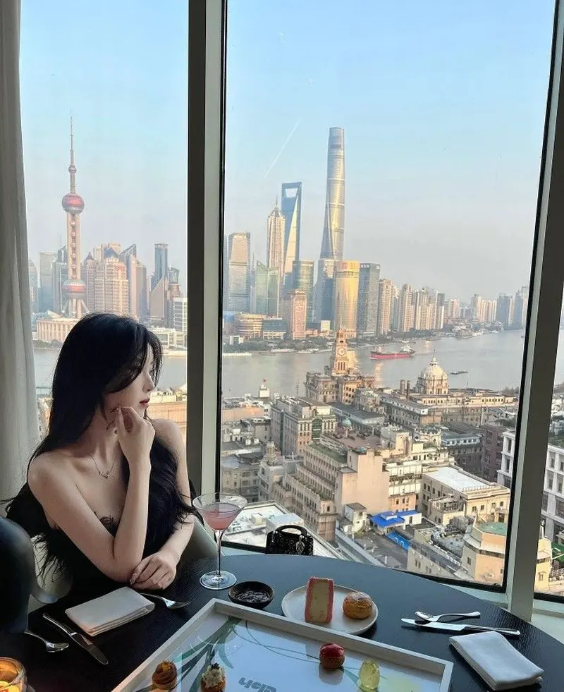 Sự kết hợp truyền thống và hiện đại trong ảnh che mặt Sự kết hợp truyền thống và hiện đại trong ảnh che mặt